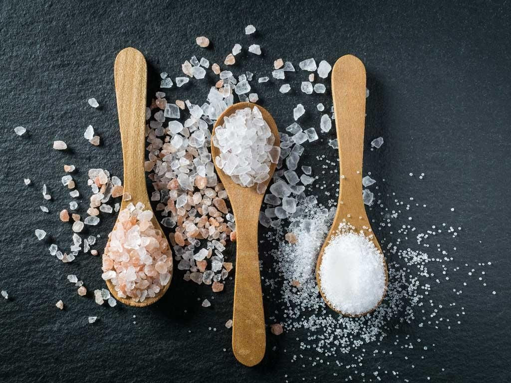 Muối biển tự nhiên giúp tẩy tế bào chết và hỗ trợ tóc lâu bết