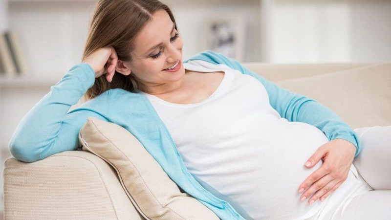 Nghỉ ngơi đầy đủ giúp mẹ bầu phục hồi sức khỏe và giảm ho