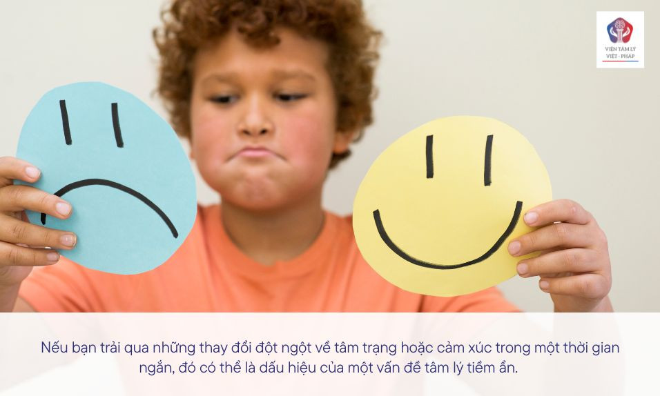 Người đàn ông trầm tư, suy nghĩ về việc khám tâm lý để vượt qua sự thờ ơ
