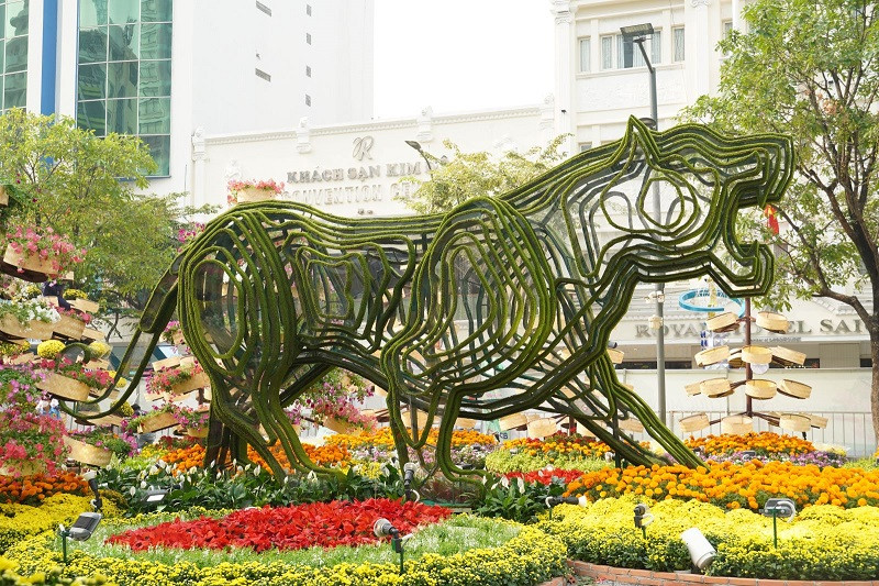 Người dân và du khách dạo chơi trên Phố Đi Bộ Nguyễn Huệ, một trong những điểm vui chơi ở Sài Gòn