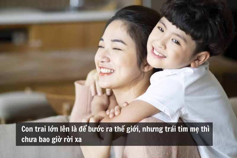 Người mẹ bế con trai đã lớn, biểu tượng cho tình mẫu tử vĩnh cửu và sự ủng hộ không ngừng, phản ánh ý nghĩa của câu nói hay về mẹ và con trai