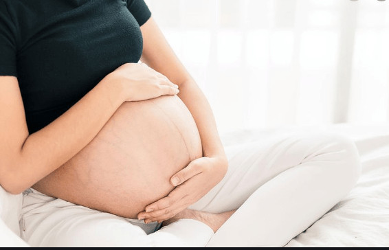 Người phụ nữ mang thai vui vẻ bên món cá ngừ, đặt câu hỏi có bầu ăn cá ngừ được không