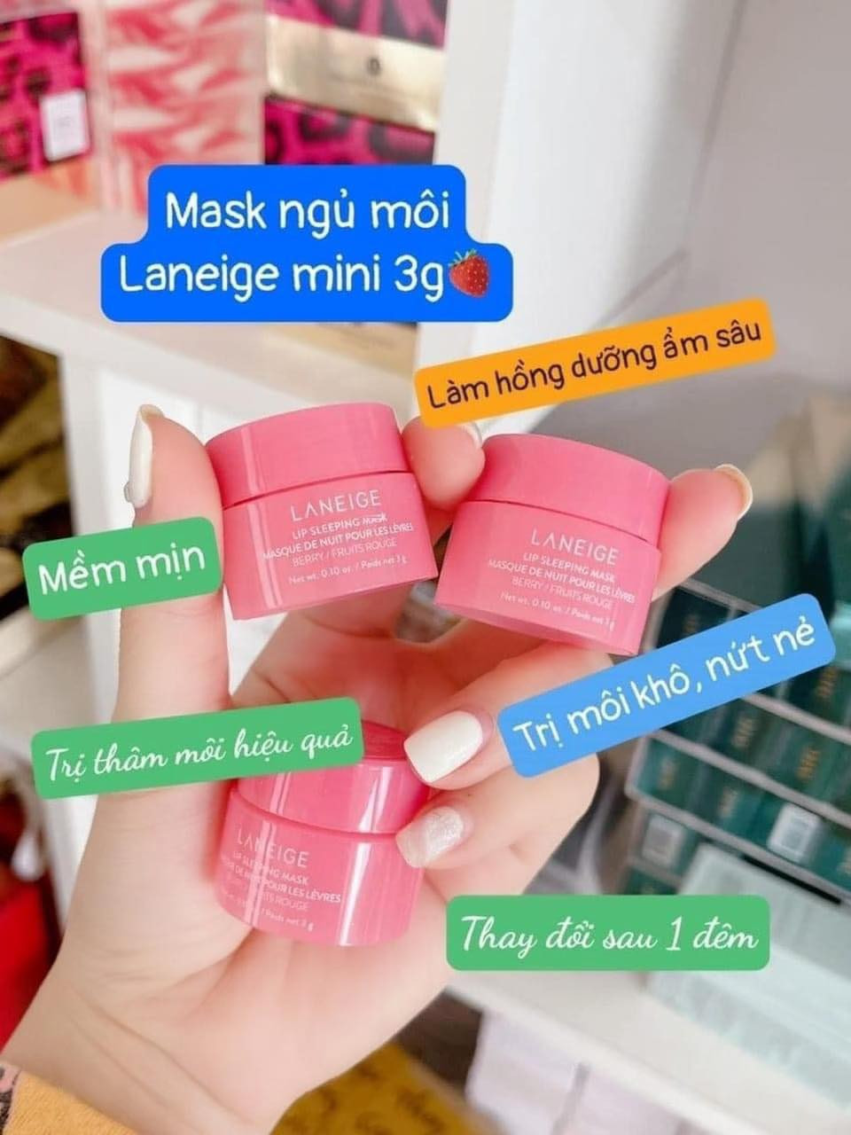 Nhiều lọ mặt nạ ngủ Laneige mini 3g màu hồng được xếp chồng lên nhau, thể hiện số lượng lớn