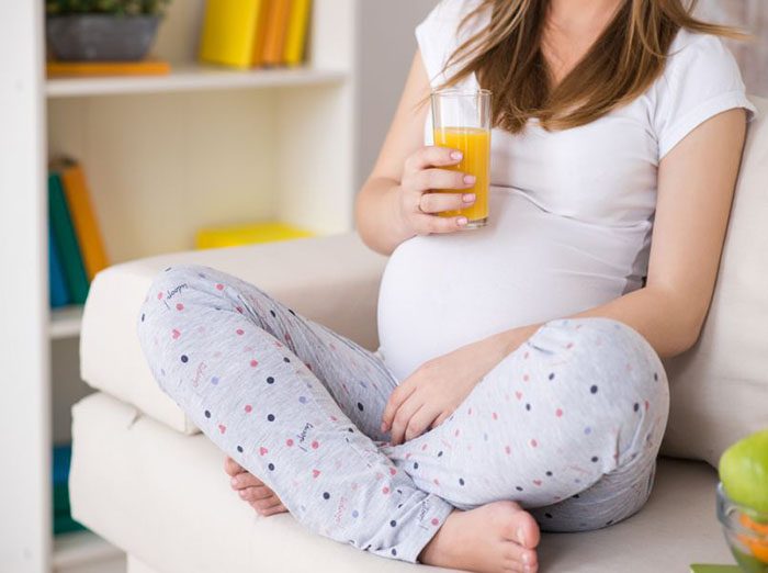 Mẹ bầu 3 tháng đầu nên uống nước ép cam tươi để tăng cường vitamin C và miễn dịch.