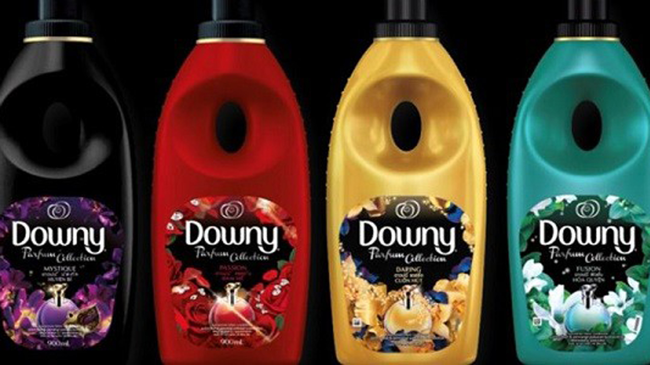 Các loại nước xả vải Downy với bao bì đa dạng, từ hương tươi trẻ, hương hoa anh đào, đam mê đến hương nắng mai, huyền bí và cuốn hút, thể hiện sự phong phú của dòng sản phẩm.
