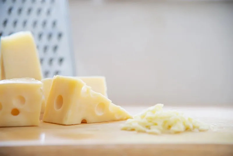 Phô mai cheddar bào nhỏ, bổ sung canxi và protein vào bữa ăn dặm cho trẻ