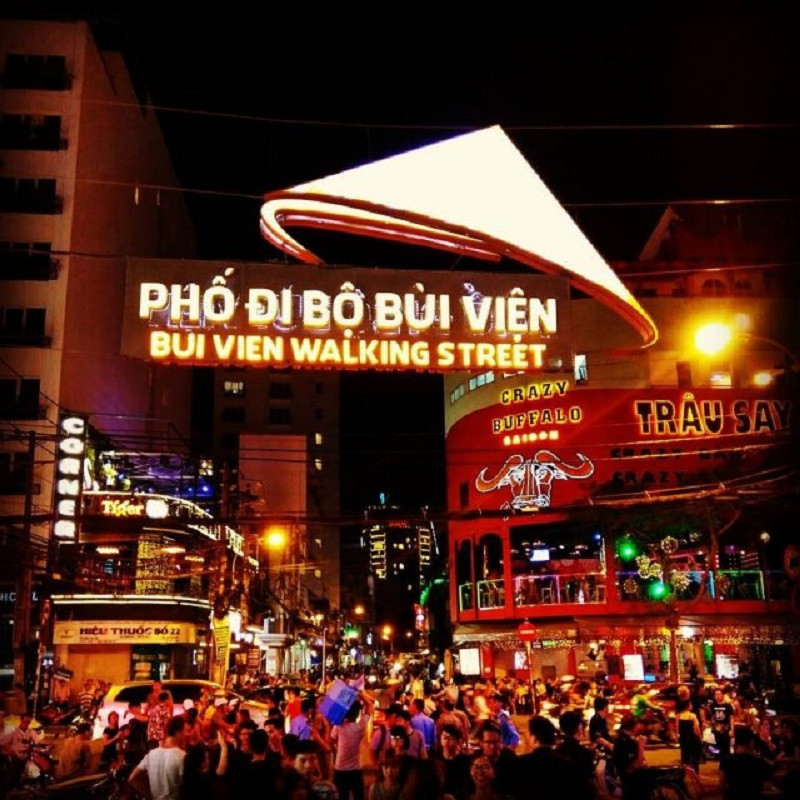 Phố Tây Bùi Viện đông kín người vào buổi tối, một trong những điểm vui chơi ở Sài Gòn sôi động