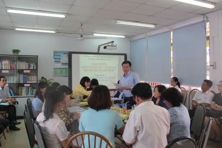 Quan chức địa phương và cán bộ giáo dục làm việc tại trường mầm non Sơn Ca 9