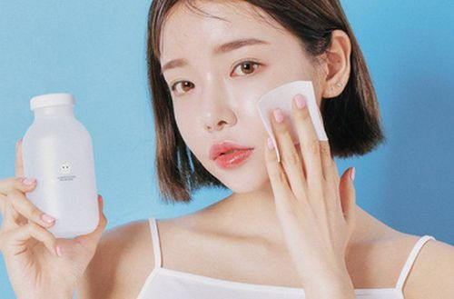 Quy trình làm sạch da: Tẩy trang bằng bông tẩy trang và nước tẩy trang.