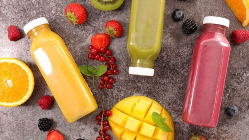 Rót nước ép trái cây đầy miệng bình