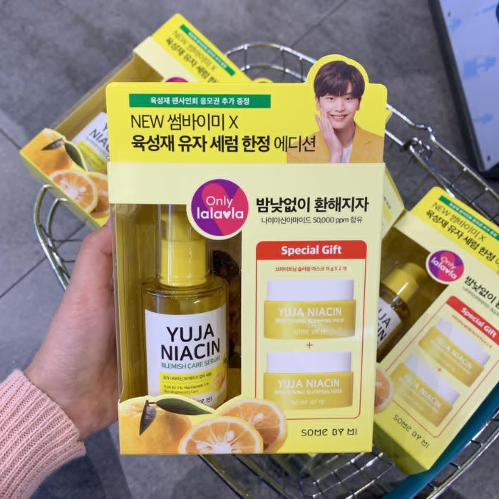Serum Yuja Niacin Some By Mi Blemish Care với thiết kế bao bì đặc trưng.