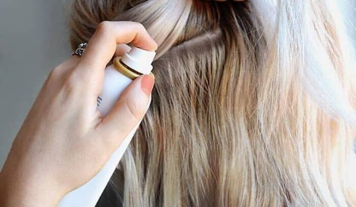 Sử dụng dầu gội khô để duy trì tóc mái thẳng tự nhiên không cần duỗi