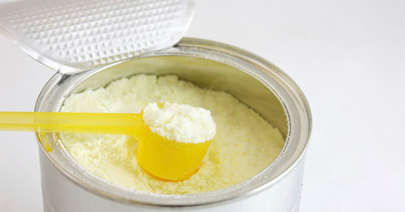 Sữa bột có thể bị hỏng nếu không được bảo quản đúng cách, ảnh hưởng đến chất lượng sữa và sức khỏe của bé.
