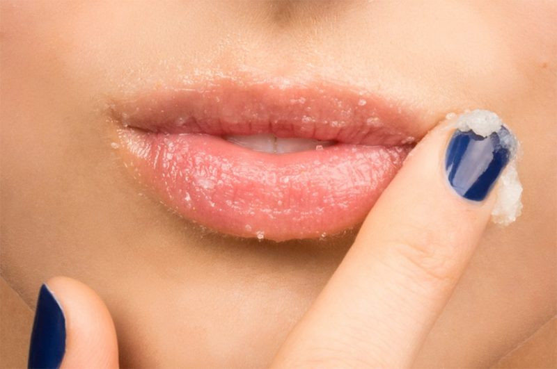 tẩy da chết môi tại nhà với đường và mật ong giúp môi mềm mịn