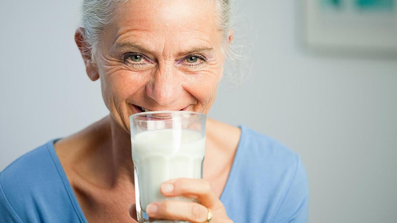 Thành phần dinh dưỡng cốt lõi của sữa non bao gồm protein, kháng thể, vitamin và khoáng chất thiết yếu cho sức khỏe người lớn