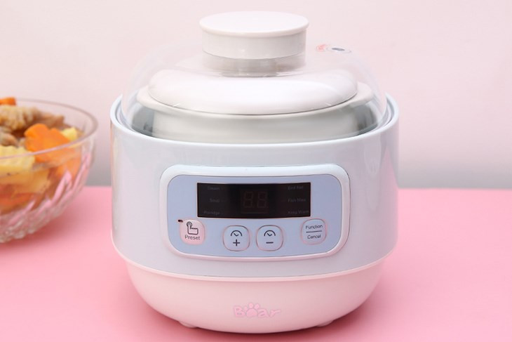Thiết kế hiện đại của nồi nấu chậm Bear 0.8 lít DDZ-A08G2, minh họa cách sử dụng nồi nấu chậm trong không gian bếp nhỏ gọn.
