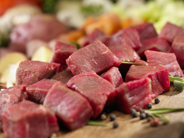 Thịt bò tươi ngon giàu dinh dưỡng, nguyên liệu chính trong cách nấu cháo thịt bò bằm bổ dưỡng.
