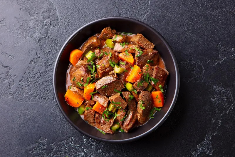 Thịt gà băm nhuyễn, nguồn protein và sắt quan trọng cho sự phát triển của trẻ 6 tháng