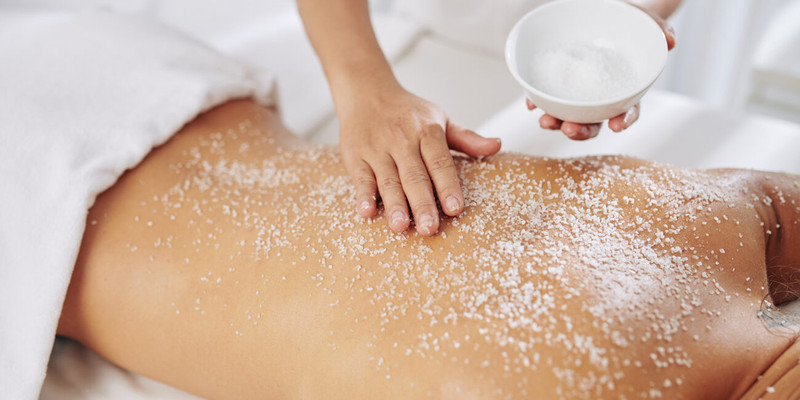 Thoa muối bò tẩy tế bào chết nhẹ nhàng lên da để loại bỏ tế bào sừng