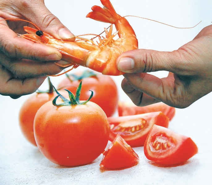 Tôm nấu cùng cà chua, minh chứng tôm nên nấu với rau gì an toàn và bổ dưỡng