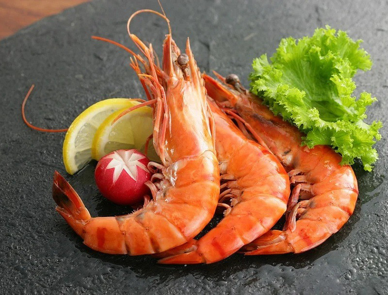 Tôm tươi cung cấp protein và dưỡng chất thiết yếu cho mẹ sau sinh mổ