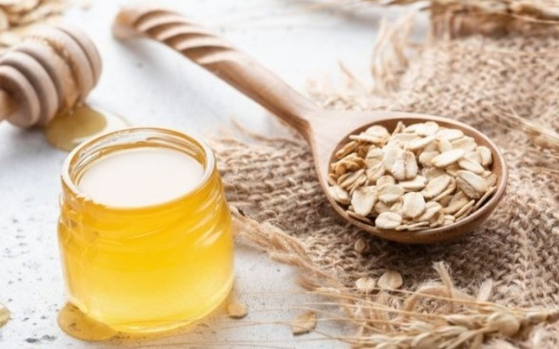 Trị mụn ẩn tại nhà bằng mặt nạ bột yến mạch và mật ong