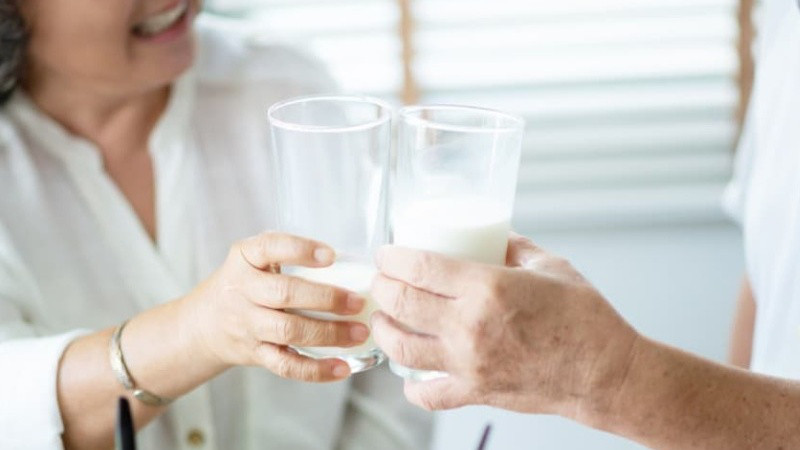Uống sữa non theo liều lượng khuyến cáo và nên uống ngay sau bữa ăn 30 phút để đạt được tác dụng tối ưu cho người lớn