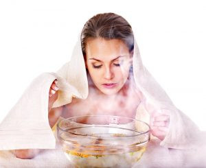 Xông hơi mặt bằng nước ấm giúp giãn nở lỗ chân lông, chuẩn bị da cho quy trình đắp mặt nạ