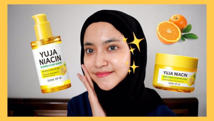 Sản phẩm serum Yuja Niacin Some By Mi trong lòng bàn tay.