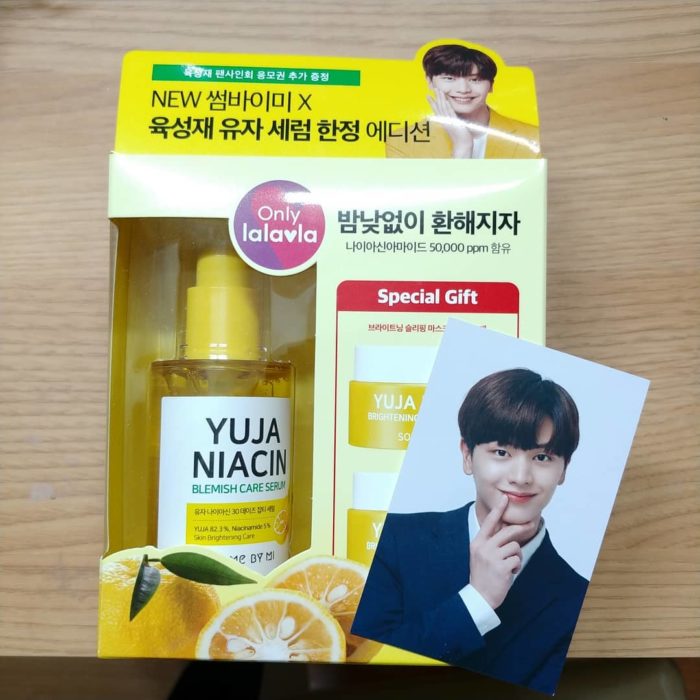 Giọt serum Yuja Niacin màu vàng nhạt, giàu dưỡng chất.