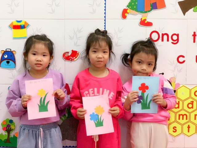 Thầy cô hướng dẫn làm thiệp chúc mừng 20 10