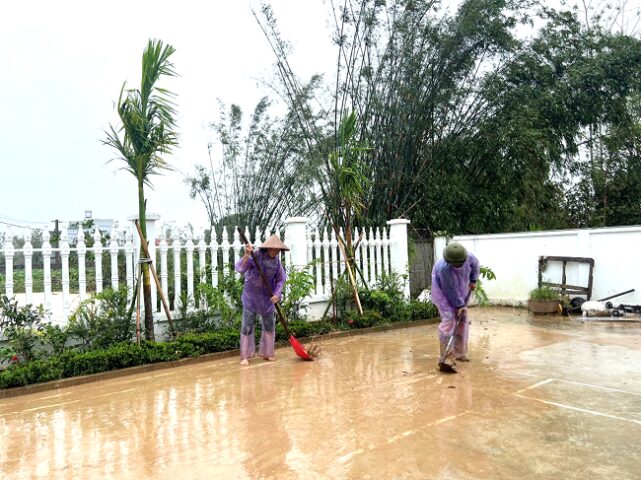 Ảnh người dân Đầm Hà tích cực dọn dẹp, bảo vệ môi trường nước sau bão lũ