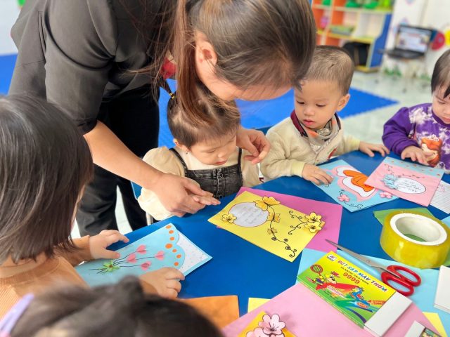 Làm thiệp chúc mừng 20 10: Niềm vui của trẻ