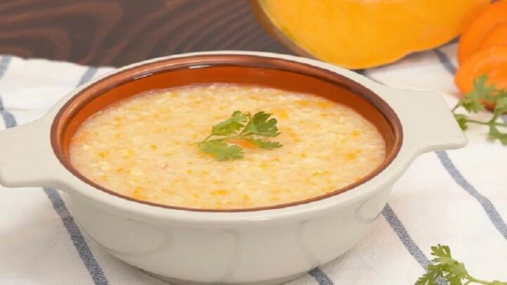 Cháo tôm bí đỏ bắt mắt, tôm nấu với gì cho bé