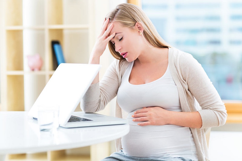 Bà Bầu Đau Đầu Bôi Dầu Gió: Chuyên Gia Cảnh Báo Nguy Cơ Và Giải Pháp
