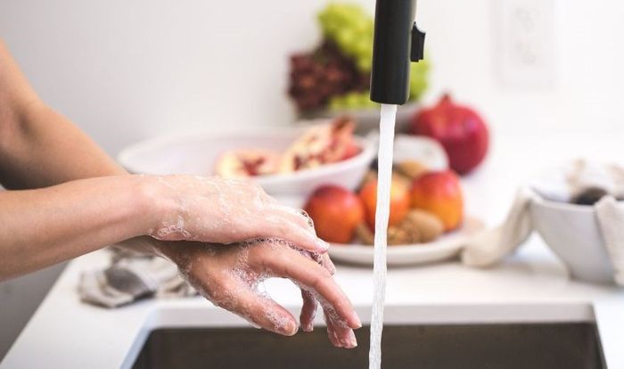 Rửa tay sạch sẽ là bước đầu tiên và quan trọng nhất khi chuẩn bị pha sữa Kendamil số 3 cho bé.