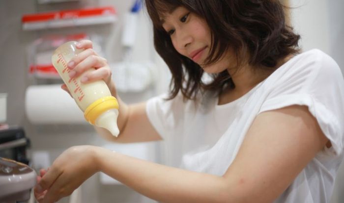 Kiểm tra nhiệt độ sữa trước khi cho bé uống là bước cuối cùng quan trọng để đảm bảo an toàn khi pha sữa Kendamil số 3.