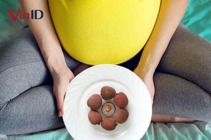 Bà bầu ăn vải thiều được không: Mẹ bầu đang thưởng thức vải