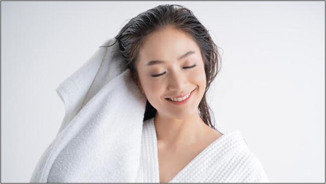 Thấm khô tóc nhẹ nhàng trước khi làm thẳng tóc bằng máy sấy