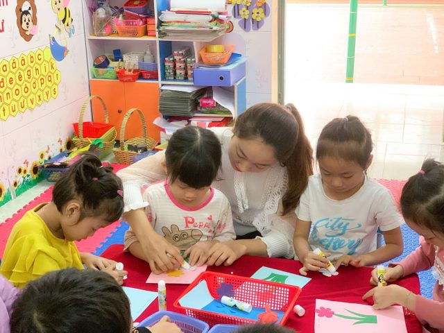 Bé gái trình bày thiệp chúc mừng 20 10 của mình