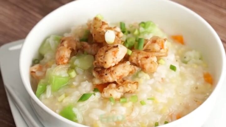Cháo tôm bí xanh thanh mát, tôm nấu với gì cho bé