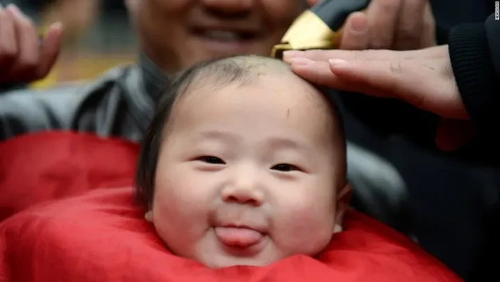 Thời điểm tốt nhất để cắt tóc máu cho trẻ sơ sinh