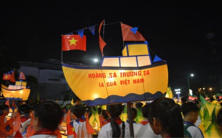 Trẻ em rước đèn lồng ông sao, một phong tục đặc sắc của Trung thu