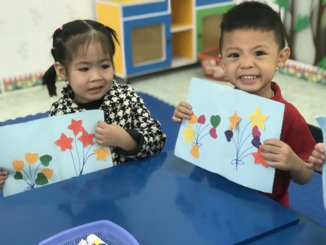 Làm thiệp chúc mừng 20 10: Hoạt động giáo dục