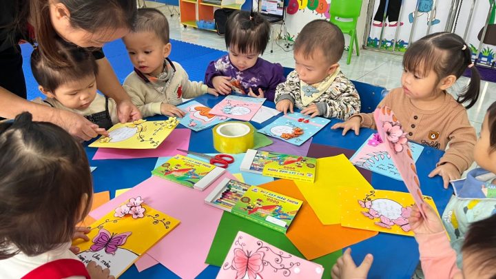 Sự tập trung của bé khi làm thiệp chúc mừng 20 10