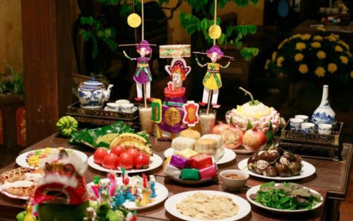 Mâm cỗ Trung thu truyền thống với bánh kẹo và hoa quả