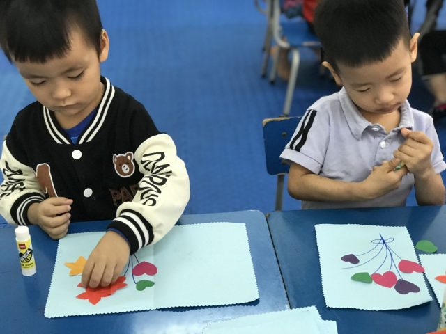 Làm thiệp chúc mừng 20 10 với các hình dán