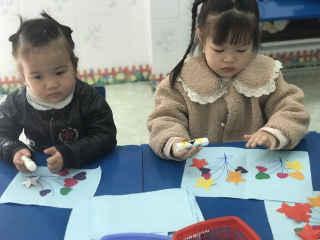 Nụ cười của trẻ khi làm thiệp chúc mừng 20 10
