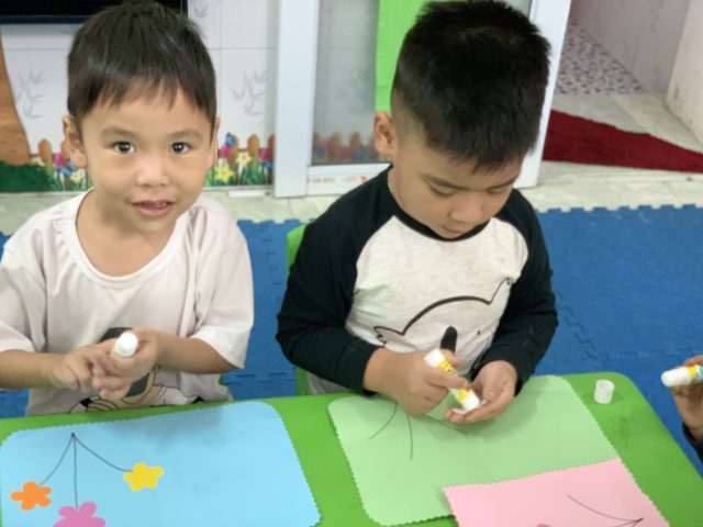 Làm thiệp chúc mừng 20 10: Dán chi tiết