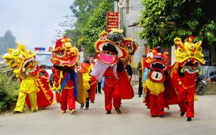 Đoàn múa lân biểu diễn trong không khí Trung thu nhộn nhịp